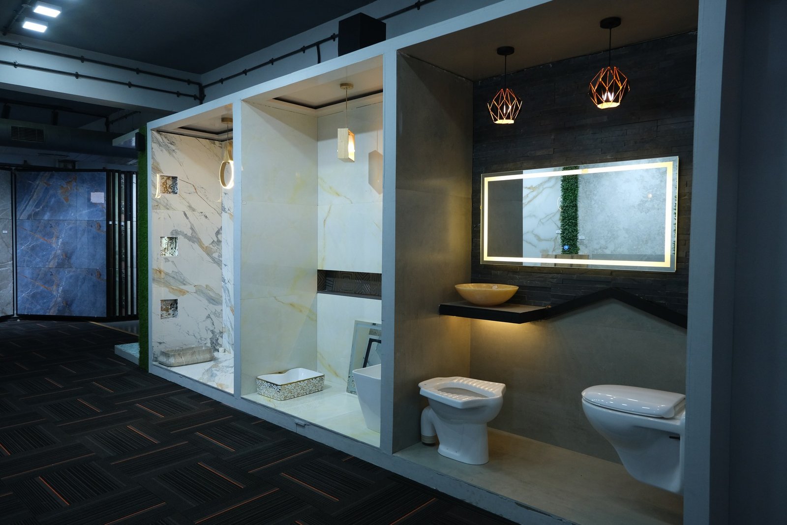આધુનિક બાથરૂમ અને વેલનેસ — Luxury Bathroom Gallery & Smart Mirror Displays