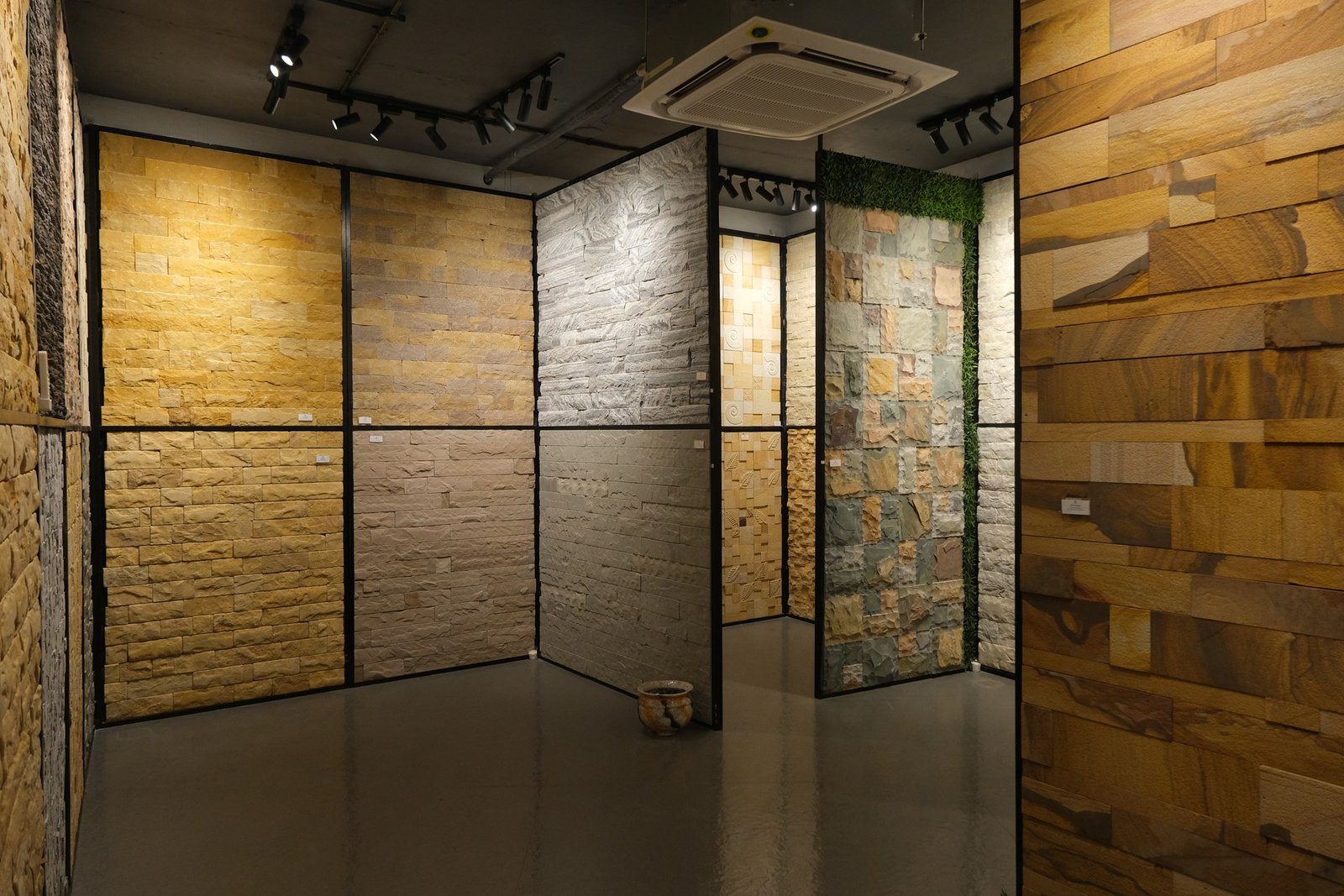 કુદરતી પથ્થર અને ફ્લેક્સી ટાઇલ્સ — Natural Stone Wall Cladding & Elevation Gallery
